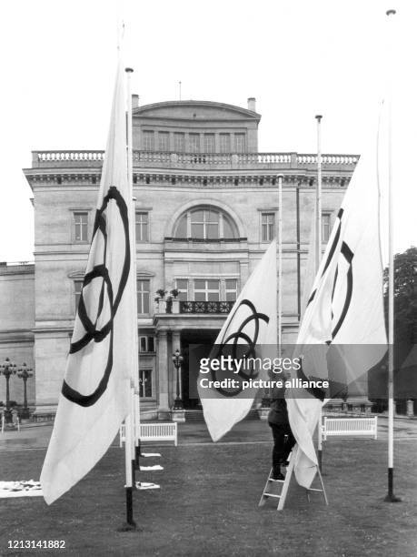 Vor der Villa Hügel in Essen, dem Familiensitz der Krupps, werden am 31.7.1967 die Fahnen mit dem Firmenemblem des Krupp-Konzerns auf Halbmast...