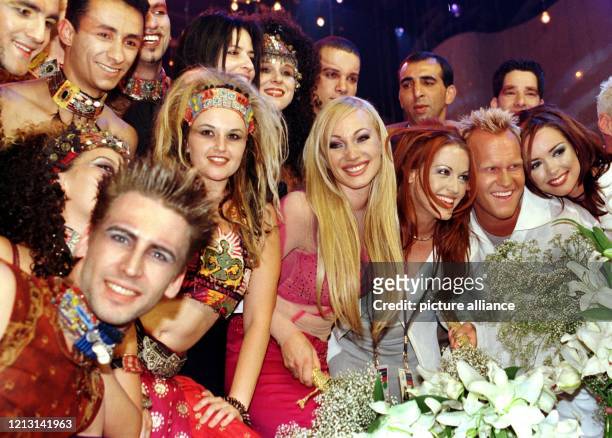 Die schwedische Sängerin Charlotte Nilsson feiert am Abend des 29.5.1999 inmitten der anderen Teilnehmer ihren Sieg im 44. Schlagerwettbewerb "Grand...
