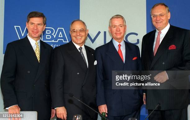 Der Vorstandsvorsitzende der Viag AG ,Wilhelm Simson und der Vorsitzende der Veba AG, Ulrich Hartmann , stehen am 27.9.1999 in München vor einer...