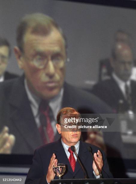 Jürgen Schrempp, der Vorstandsvorsitzende des Automobil-Konzerns Daimler-Chrysler, redet am 18.5.1999 bei der ersten Hauptversammlung des neuen...
