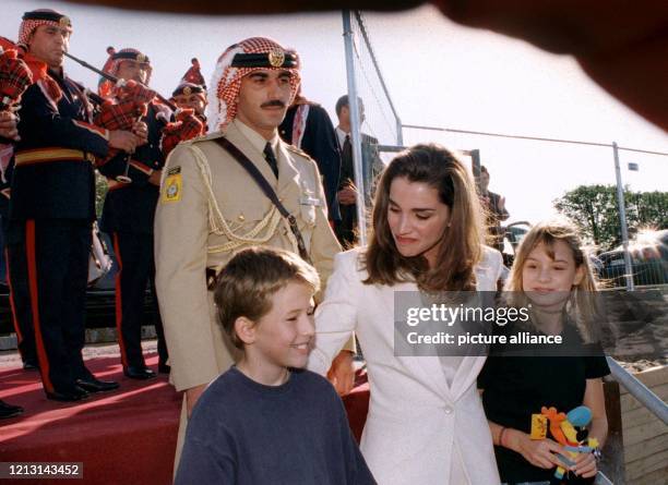 Jordaniens Königin Rania Al-Abdullah gesellt sich am 24.9.1999 in Hannover vor der Grundstein-Legung für den jordanischen Pavillon auf dem Gelände...