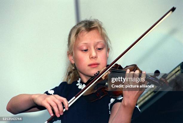 Das zwölfjährige "Geigen-Wunderkind" Maria-Elisabeth Lott spielt am 22.9.1999 bei einem Auftritt in München auf der Violine, die Wolfgang Amadeus...