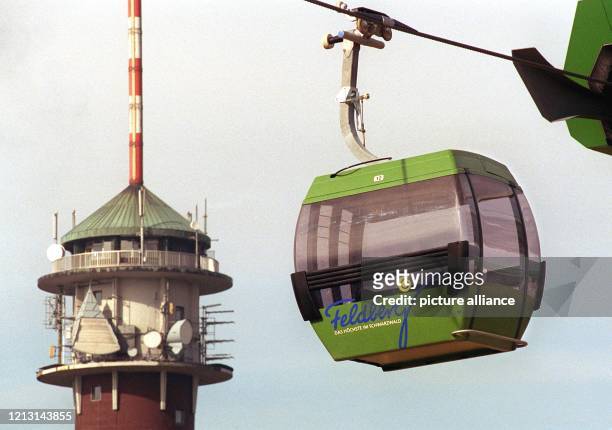 Eine der insgesamt 15 neuen Gondeln der Feldbergbahn im Schwarzwald passiert am 17.9.1999 auf ihrem Weg talabwärts den Sendeturm des...