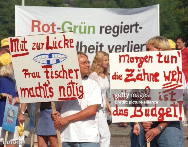 Eine Gruppe von Demonstranten hat sich am 15.9.1999 mit Transparenten auf dem Kieler Rathausplatz versammelt. Mit einem Protestmarsch demonstrierten...