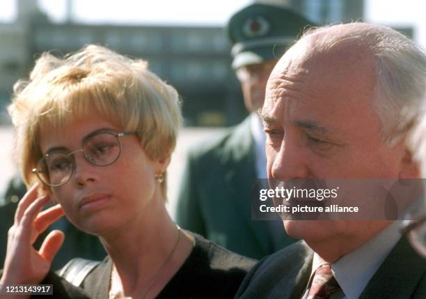 Der ehemalige sowjetische Präsident Michail Gorbartschow und seine Tochter Irina verabschieden sich am 21.9.1999 am Flughafen Münster/Osnabrück in...