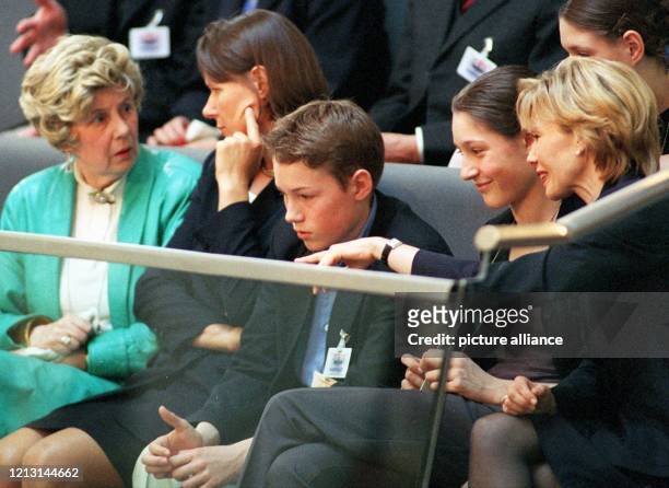 Die Kandidatin der PDS zur Wahl des Bundespräsidenten, Uta Ranke-Heinemann , unterhält sich am 23.5.1999 im Plenarsaal des Berliner Reichstags mit...
