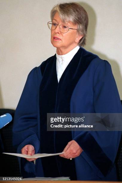 Die bayerische Gerichtspräsidentin Hildegund Holzheid verkündet am 17.9.1999 vor dem Bayerischen Verfassungsgerichtshof in München die Entscheidung...
