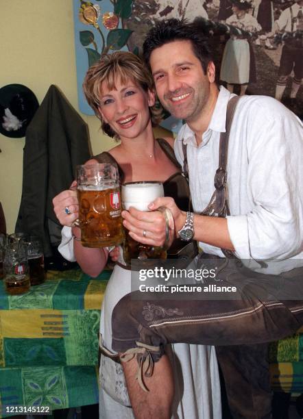 Die deutsche Schlagersängerin Claudia Jung und ihr Ehemann Hans Singer stoßen am Abend des 19.9.1999 beim VIP-Wies'n-Treff in der "Ochsenbraterei"...