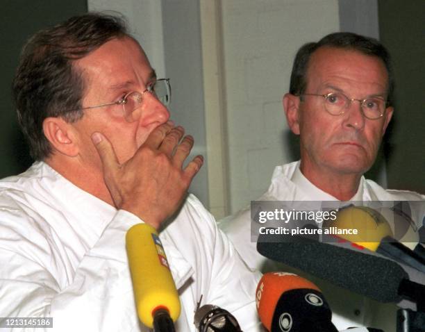 Wolfgang Berdel , Direktor der medizinischen Klinik der Universität Münster, und der behandelnde Arzt Prof. Thomas Büchner , geben in einer...