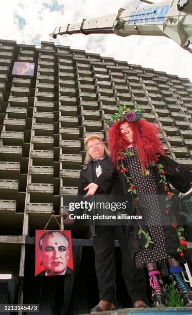 Gemeinsam stehen der Kölner Aktionskünstler HA Schult und seine Muse Elke Koska am 18.5.1999 in Troisdorf bei Bonn vor einer riesigen Bauruine, die...