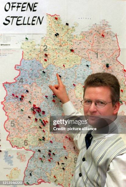Thomas Weigel, Geschäftsführer des "Rings missionarischer Jugendbewegungen e.V:" , zeigt am in Kassel auf einer Deutschlandkarte mit Fähnchen...