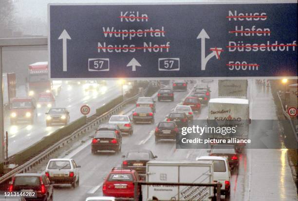 Nichts geht mehr am 9.12.1998 auf der Autobahn A 57 Richtung Düsseldorf. Überfrierende Nässe und Eisregen verwandelten die Straßen und Autobahnen in...