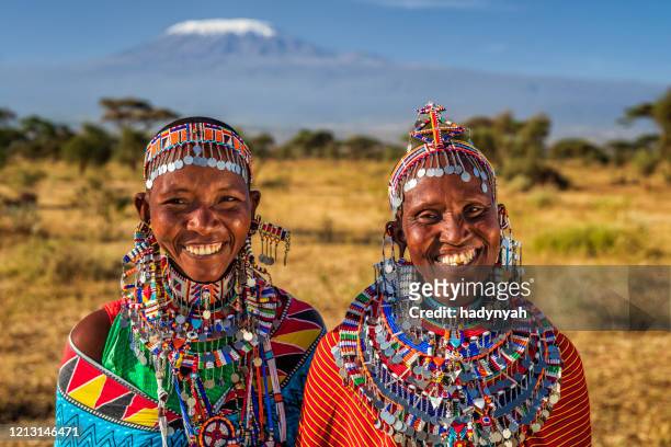 retrato de mujeres africanas felices, monte kilimanjaro en el fondo, kenia, africa oriental - kenia fotografías e imágenes de stock
