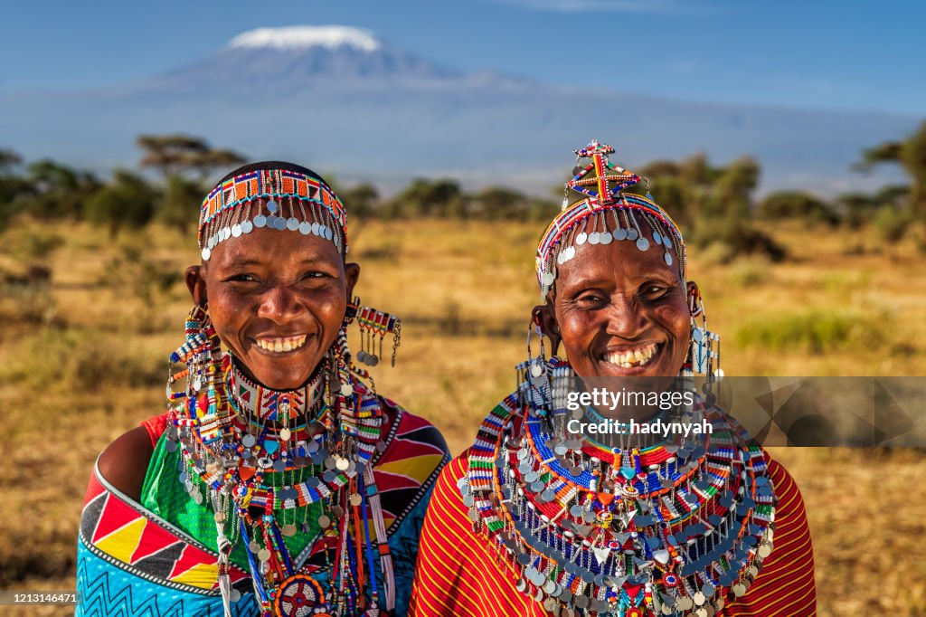 Portrait de femmes africaines heureuses, Mont Kilimandjaro sur le fond, Kenya, Afrique de l’Est