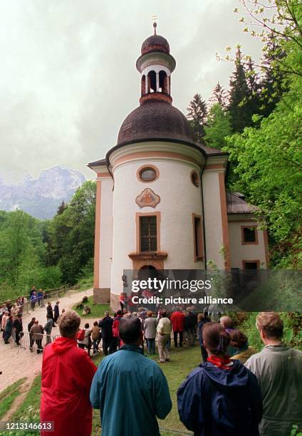 Zahlreiche Hochzeitsgäste haben sich am 15.5.1999 vor der Kunterwegkirche in der oberbayerischen Ramsau eingefunden, wo sich Rennrodler Georg Hackl...