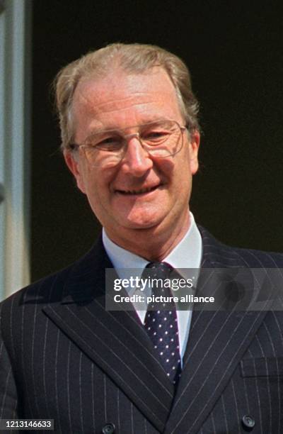 Der belgische König Albert II. Lächelt am 10.7.1995 vom Balkon des Bonner Rathauses den Menschen zu. Albert feiert am 6.6.1999 seinen 65. Geburtstag.