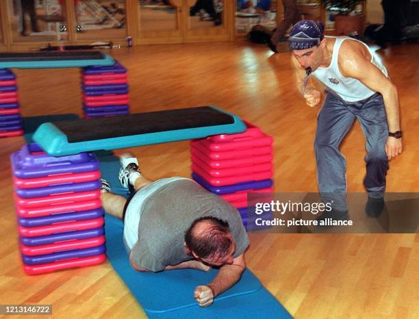 Mit Pfiffen aus seiner Trillerpfeife treibt Drill-Trainer Halil Gül einen Kursteilnehmer am 9.5.1999 an. "Drilling" heißt ein neuer Fitness-Trend,...