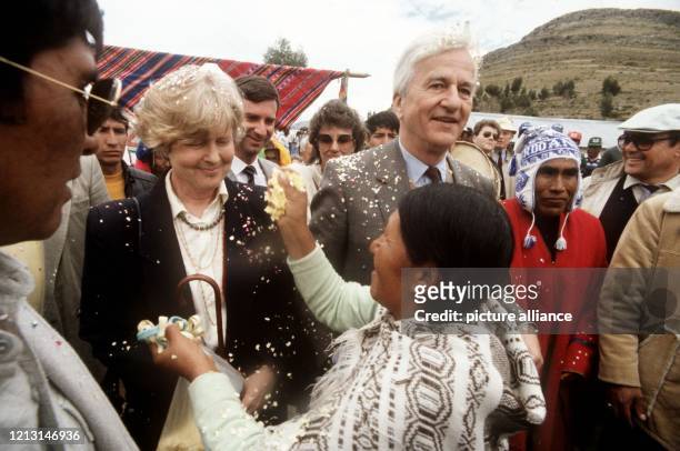 Bundespräsident Richard von Weizsäcker und seine Ehefrau Marianne werden am 22.3.1987 während ihres Ausflugs an den Titicacasee von Hochlandindianern...