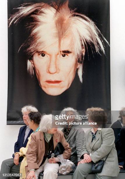 Eine Gruppe von Besuchern verweilt am 11.5.1999 im Lichthof der Hamburger Galerie der Gegenwart unter einem Andy Warhol-Selbstporträt. Erstmals ist...