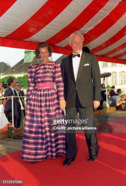 Der dänische Ministerpräsident Poul Schlüter mit seiner Ehefrau Anne Marie Vessel auf dem Weg zur Ballnacht auf Schloß Fredensborg, wo Königin...