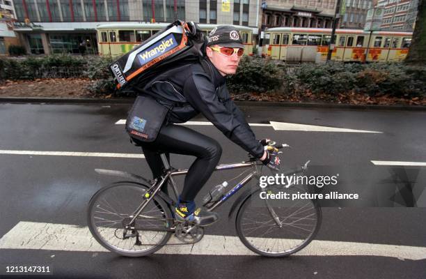 Beladen mit einer großen Kuriertasche flitzt Fahrradkurier Rodja Adolph am 14. Januar 1999 durch die Düsseldorfer Innenstadt. Das Motto des 23 Jahre...