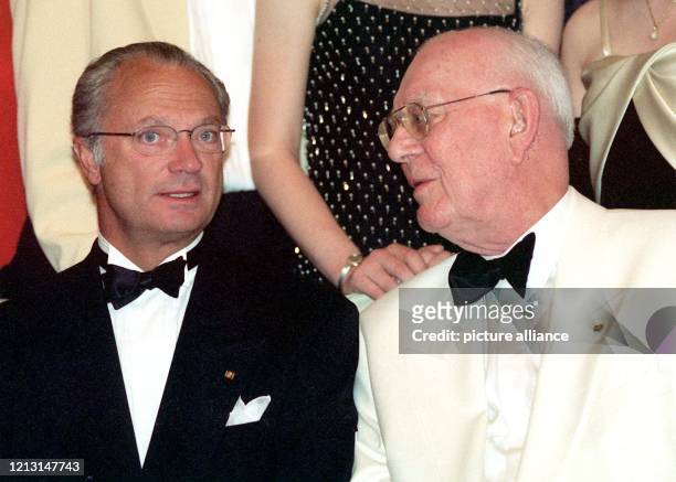 Graf Lennart Bernadotte unterhält sich am 8.5.1999 im Schloß auf der Insel Mainau im Bodensee mit König Carl Gustaf. Der schwedische König war mit...