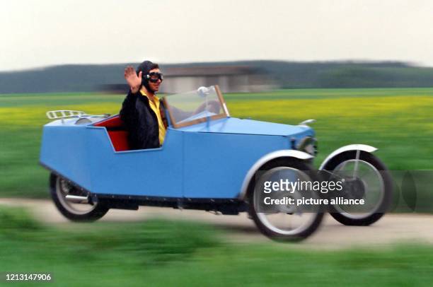 Mit 120 Stundenkilometer braust Rudolf Schmidt aus Scheuring in seinem selbstgebauten Motorrad-Auto am 5.5.1999 über einen Feldweg. Den Bauplan zu...