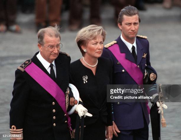 In ihren Marineuniformen zeigen sich Prinz Albert II. Und sein Sohn Philippe mit Prinzessin Paola am 7.8.1993 auf der Beerdigung des belgischen...