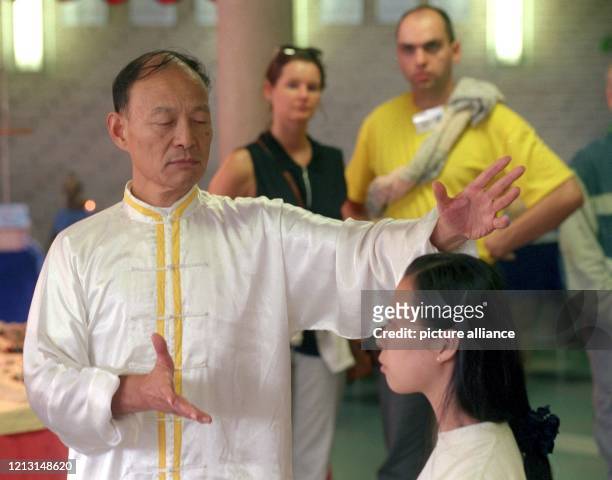 Der chinesische Professor Liu Dehua zeigt Harmonieübungen an seiner Assistentin Shantao Yan während des "Qi Gong"-Kongresses in Hamburg, 10.9.1999....