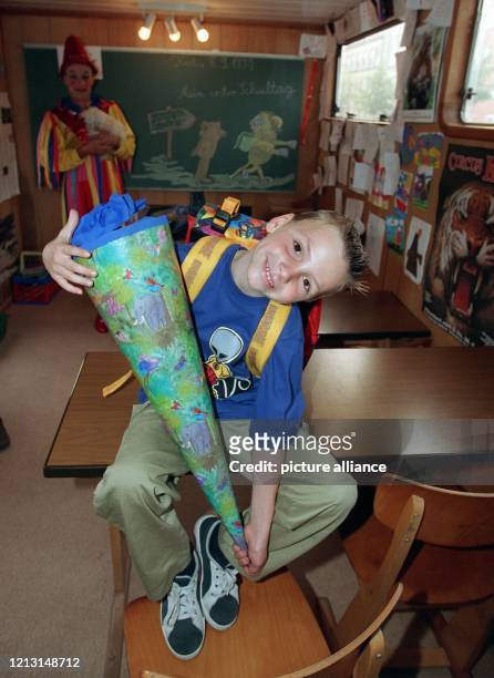 Der sechsjährige Nicolai Kuntz freut sich am 8.9.1999 in Kiel über seinen ersten Schultag in der "Schule auf Rädern" des Zirkus Krone. In dem...