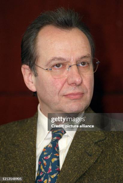 Der französische Museumsdirektor Jean-Hubert Martin stellt sich am 17.2.1999 als neuer künstlerischer Leiter der neuen Kunststiftung Ehrenhof in...