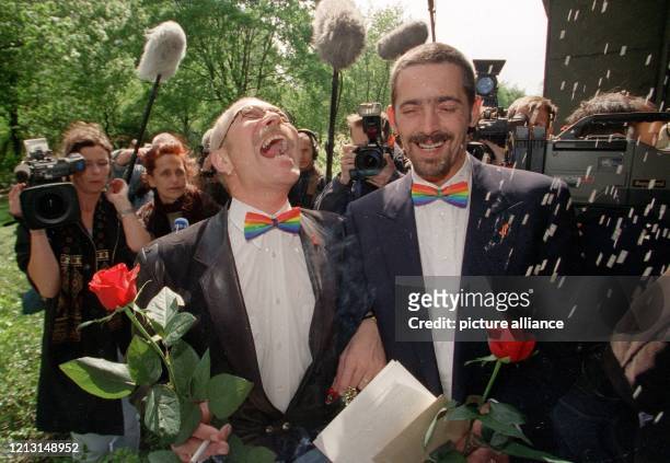 Glücklich "verheiratet" laufen Albert Wehman und Klaus Gasser am 6.5.1999 durch den Reisregen, nachdem sie sich vor dem Standesamt in...
