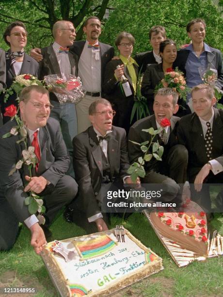 Sieben lesbische und schwule Paare stellen sich am 6.5.1999 vor dem Standesamt in Hamburg-Eimsbüttel zu einem Gruppenbild. Einen Monat nach einem...