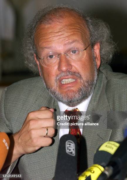 Der Kölner CDU-Fraktionschef Rolf Bietmann äußert sich am 7.9.1999 in Köln auf einer Pressekonferenz über die Vorwürfe, wonach er in unlautere...