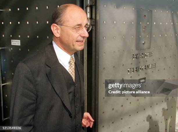 Alfred Sauter verlässt am 6.9.1999 die Bayerische Staatskanzlei in München, wo er von Ministerpräsident Stoiber die Entlassungsurkunde als...