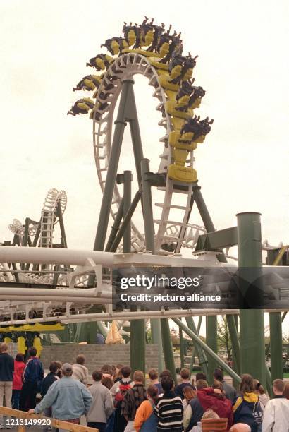 Mehrfach auf den Kopf gestellt werden die Fahrgäste auf der rund 600 Meter lange Strecke der Hänge-Looping-Bahn im Soltauer Heide-Park . Auf eine...