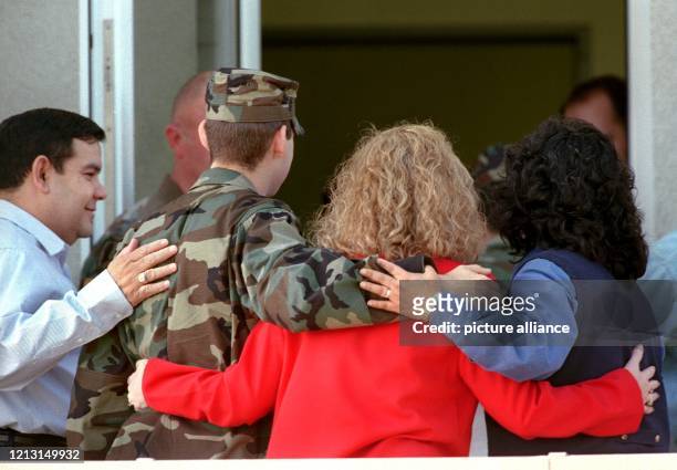 Der US-Soldat Steven Gonzales verläßt am 3.5.1999 Arm in Arm mit seiner Frau , seiner Mutter Rosie und seinem Vater Gilbert den Balkon des...