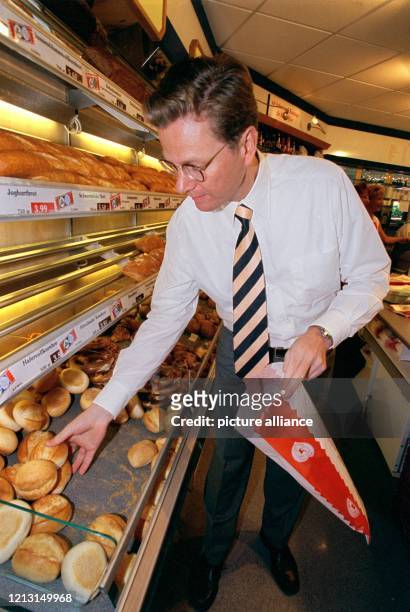 Sorgfältig füllt FDP-Generalsekretär Guido Westerwelle am 2.5.1999 in einer Bonner Bäckerei frische Brötchen in die Papiertüte. Westerwelle, der mit...