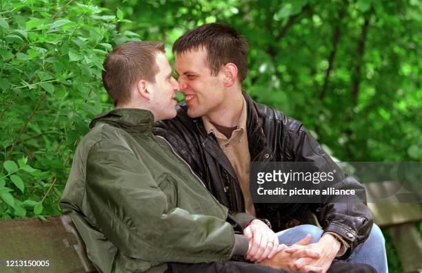 Reinhard Saß und Felix Krüger turteln am 3.5.1999 auf einer Parkbank in Hamburg. Die beiden Männer, die seit zweieinhalb Jahren ein Paar sind, werden...