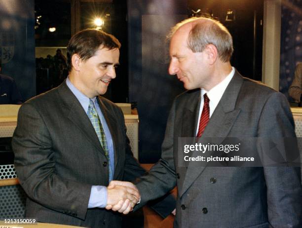 Die Spitzenkandidaten zu den Landtagswahlen im Saarland, der CDU-Landesvorsitzende Peter Müller und SPD-Ministerpräsident Reinhard Klimmt, geben sich...