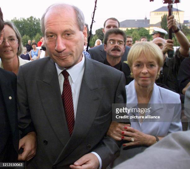 Der saarländische SPD-Ministerpräsident Reinhard Klimmt kommt am Abend des 5.9.1999 mit seiner Frau Christa im saarländischen Landtag in Saarbrücken...