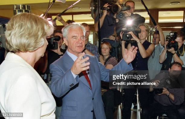 Brandenburgs Ministerpräsident Manfred Stolpe antwortet am 5.9.1999 in Potsdam nach seiner Stimmabgabe zu den Landtagswahlen in Brandenburg auf...