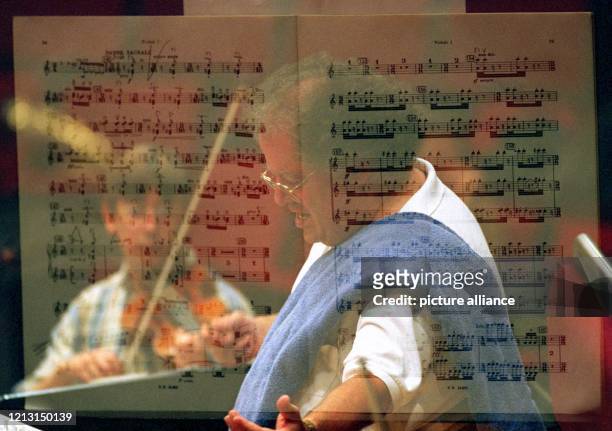 Durch eine Doppelbelichtung erscheint der US-amerikanische Star- Dirigent James Levine am 2.9.1999 bei einer Probe in der Münchner Philharmonie...