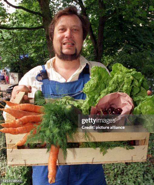 Eine Holzkiste, gefüllt mit Obst und Gemüse aus biologischem Anbau, trägt Karl Holz am 20.7.1999 zu einem seiner Kunden nach Hause. Mit seinen...