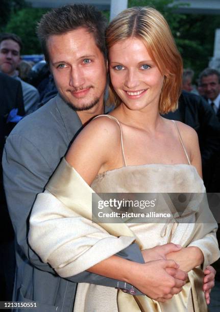 Eng umschlungen posieren die Schauspieler Benno Fürmann und Doreen Jacobi - im eleganten Max Mara-Outfit 8.1999 vor der Deutschland-Premiere von "St....