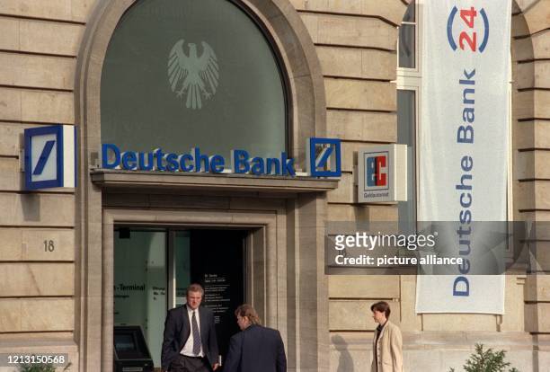 Gäste betreten am 1.9.1999 vor einer Feier zum Start der Deutschen Bank 24 eine Filliale der Deutschen Bank in Frankfurt/M. Vom 1. September 1999 an...