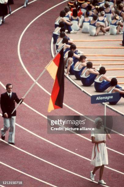 Der deutsche Springreiter und fünffache Goldmedaillengewinner Hans Günther Winkler trägt am beim Einmarsch der Mannschaften in das Olympastadion von...