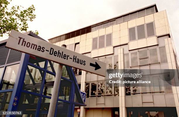 Ein Schild weist auf die ehemalige FDP-Zentrale, das Thomas-Dehler-Haus in Bonn, hin. Aufgenommen am 26.8.1999.