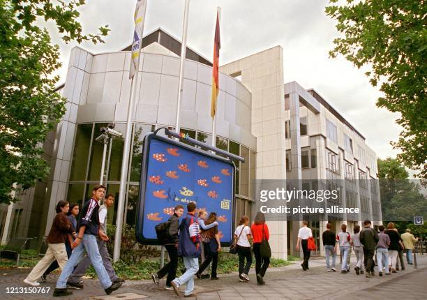 Jugendliche laufen am 26.8.1999 an der ehemaligen FDP-Zentrale in Bonn, dem Thomas-Dehler-Haus, vorbei.