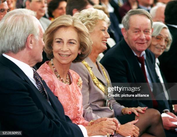 Bundespräsident Johannes Rau, Königin Sofia von Spanien, die Frankfurter Oberbürgermeisterin Petra Roth, Preisträger Siegfried Lenz und dessen...